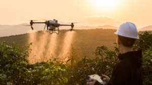 Агродрон DJI Agras T50 вносить пестициди на сади