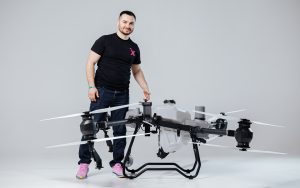 Засновник AGRONIX Микола Черняк з агродроном DJI Agras T50
