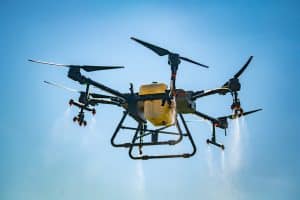 DJI AGRAS T30 здійснює внесення ЗЗР, фото з повітря